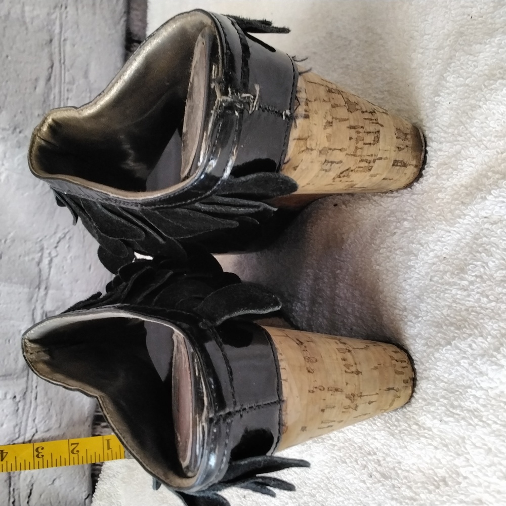 Frilly Wedge - image 6